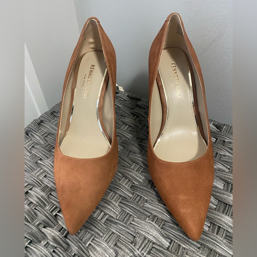 Kenneth Cole suede leather pumps in brown. Brand new, never worn!
